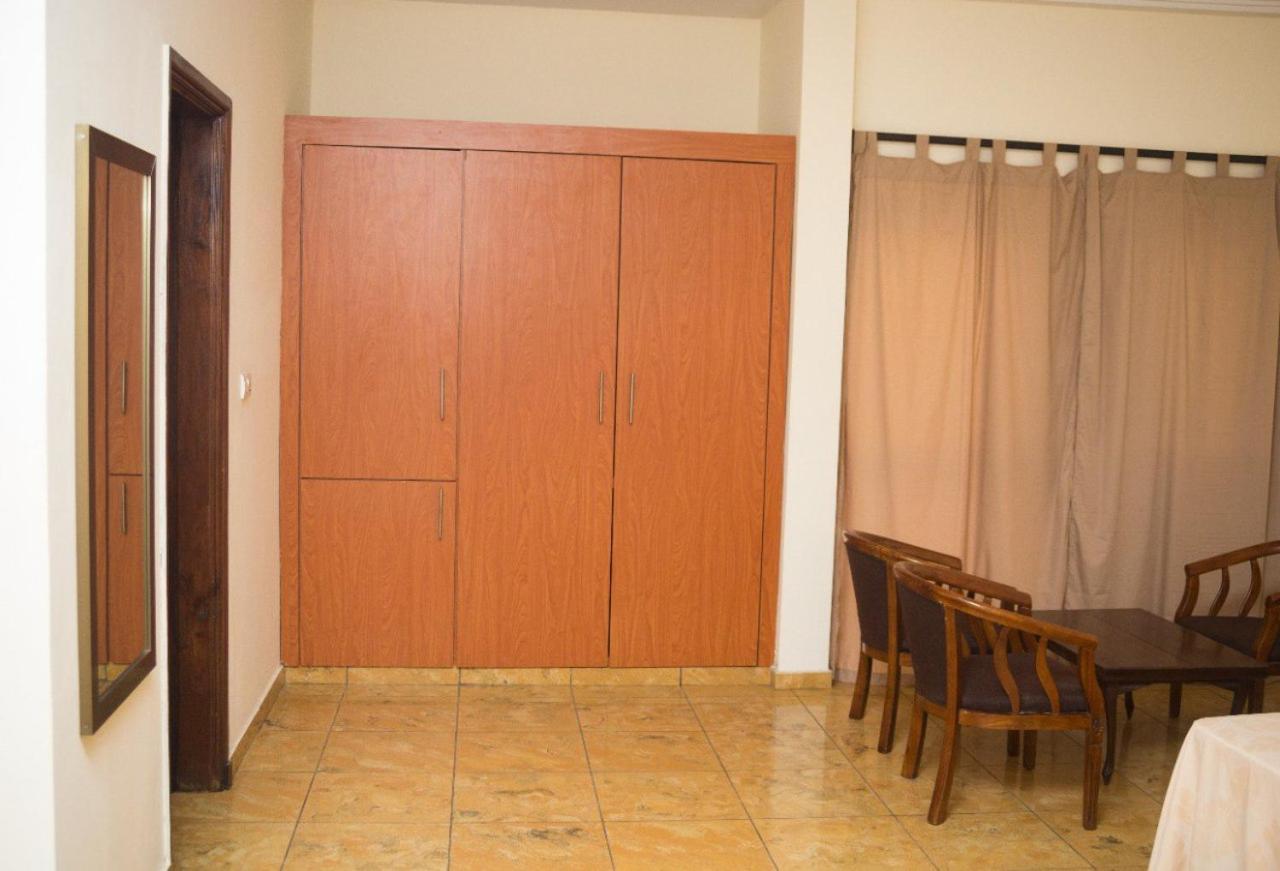 Hotel Marbella Ломе Экстерьер фото