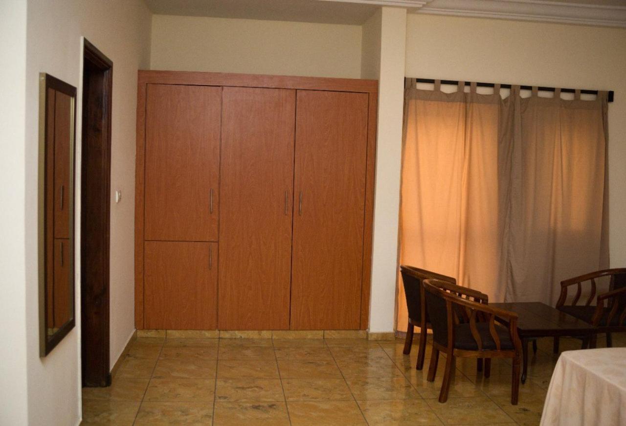 Hotel Marbella Ломе Экстерьер фото