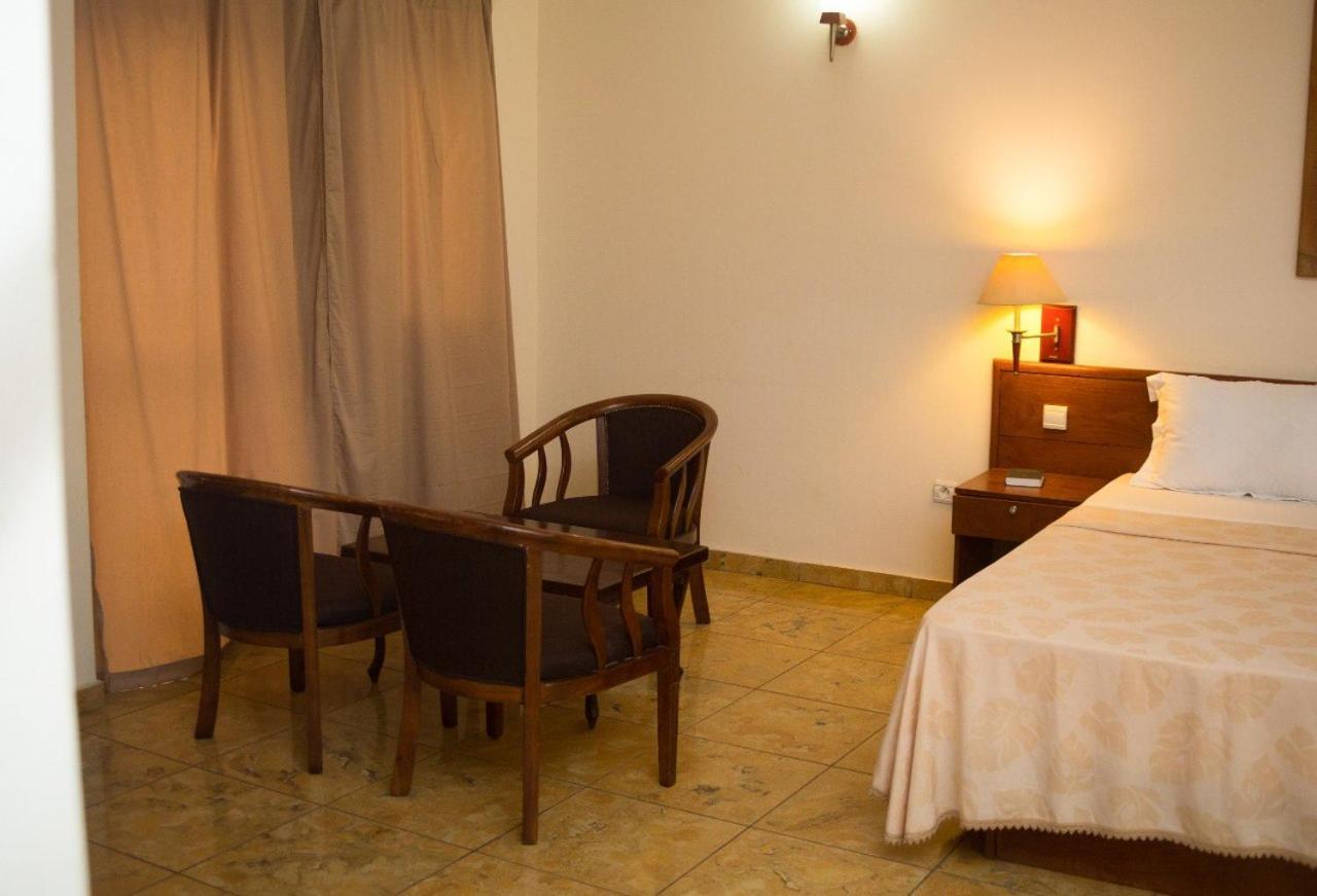 Hotel Marbella Ломе Экстерьер фото