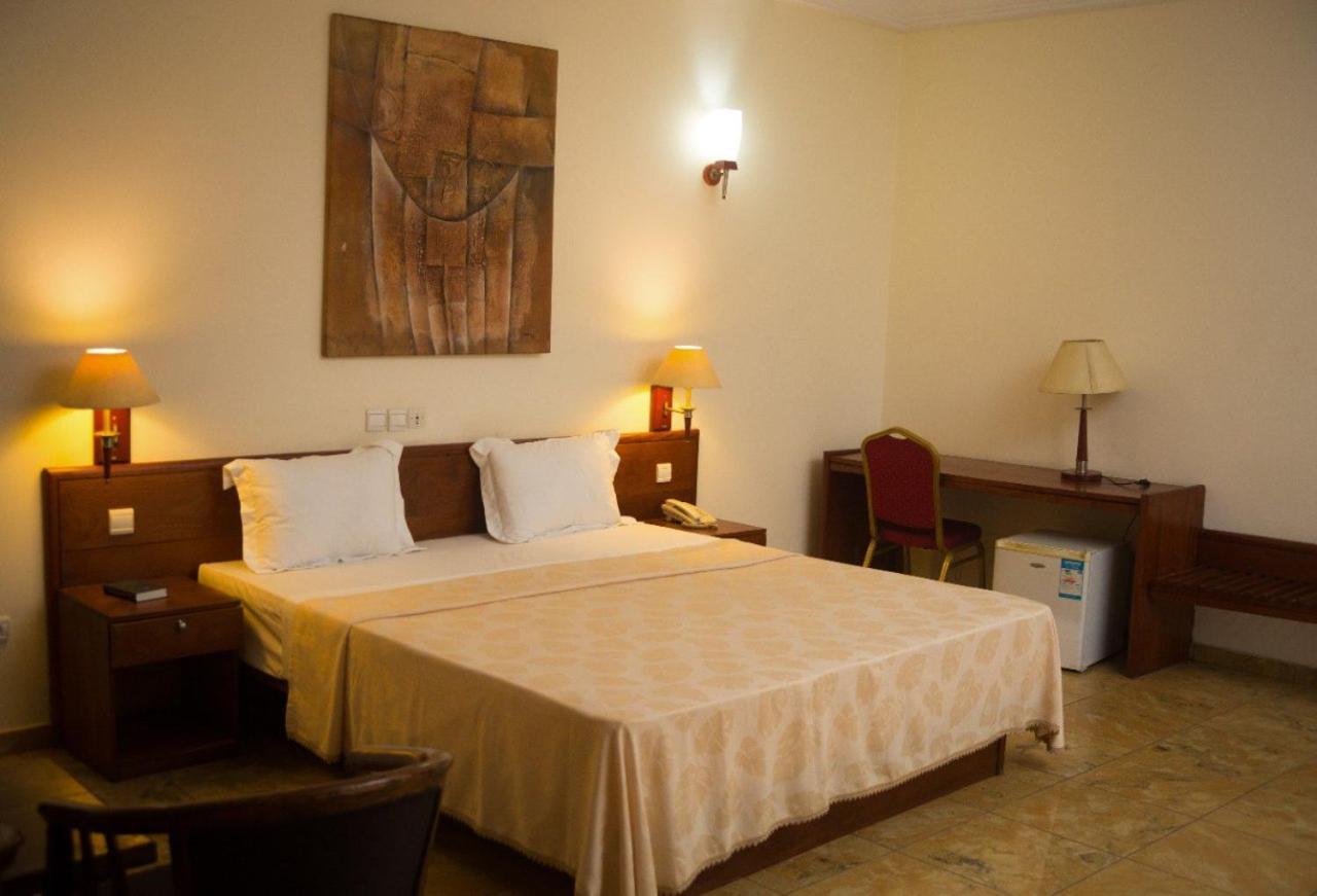 Hotel Marbella Ломе Экстерьер фото