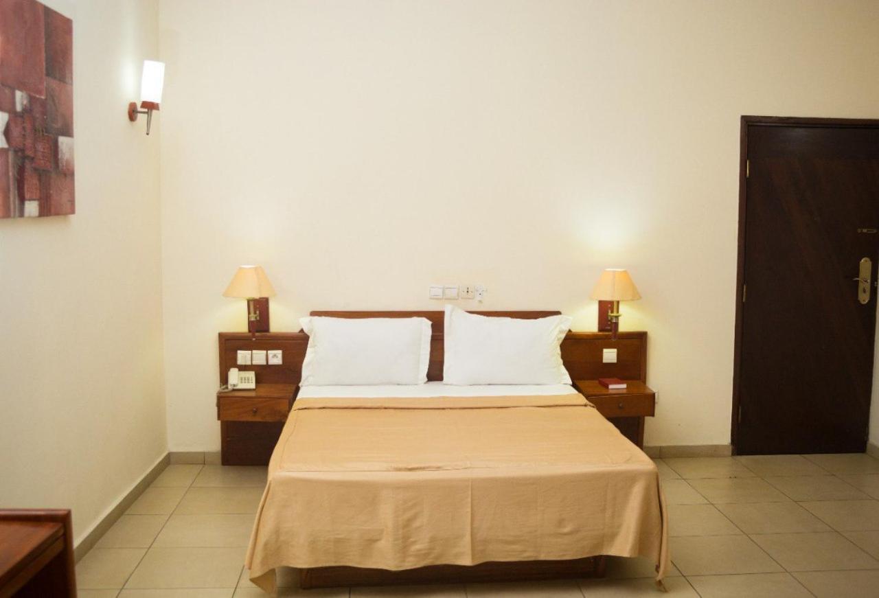 Hotel Marbella Ломе Экстерьер фото
