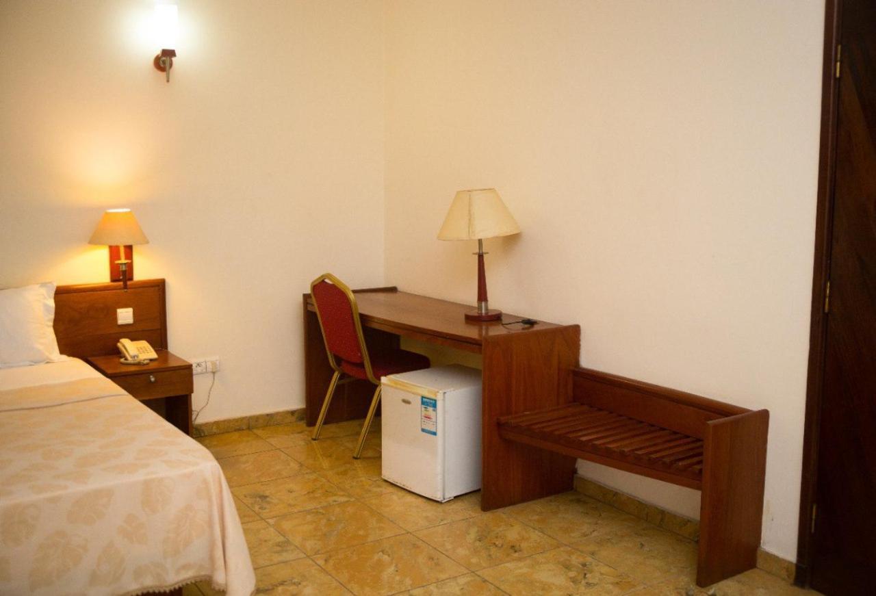 Hotel Marbella Ломе Экстерьер фото